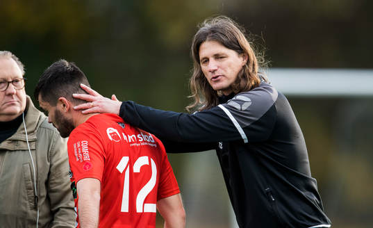 Landskronas tränare Agim Sopi tröstar Igor Arsenijevic