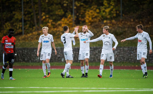Oskarshamns Cristopher Christensson jublar med lagkamrater