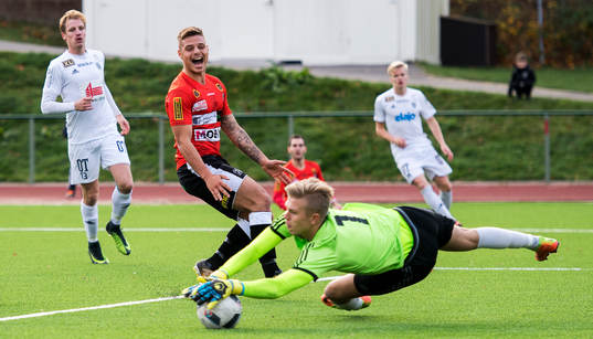 Landskronas Dino Mesic och Oskarshamns målvakt Oliver