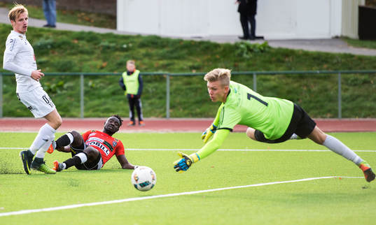 Landskronas Edafe Egbedi och Oskarshamns målvakt Oliver