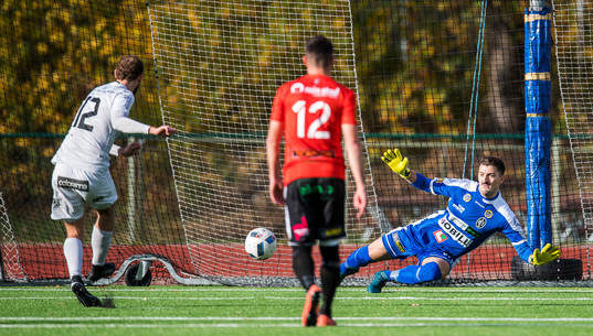 Oskarshamns Cristopher Christensson gör 1-0 på straff på