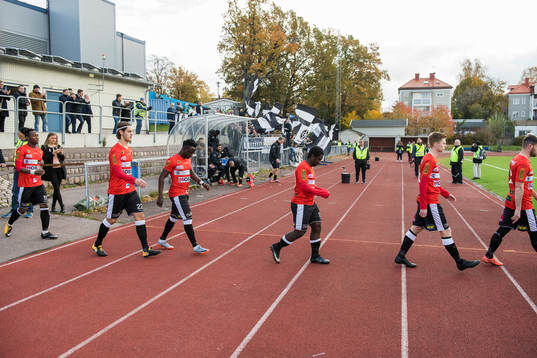Landskronaspelarna tågar in till fotbollsmatchen i