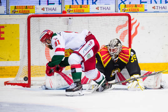 Moras Jacob Lagacé med målchans på Brynäs målvakt