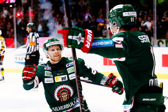 Frölundas Victor Olofsson jublar med Ryan Lasch
