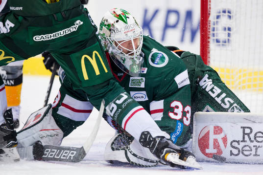 Frölundas målvakt Johan Mattsson räddar ett skott