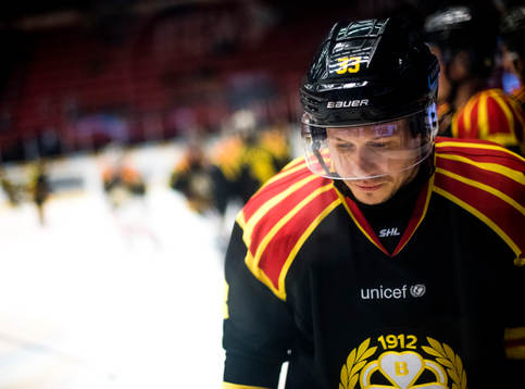 Brynäs Elias Fälth före  ishockeymatchen i SHL mellan