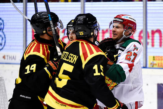 Brynäs Johan Alcén och Simon Bertilsson i ett gruff med