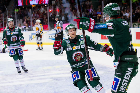 Frölundas Ryan Lasch jublar ihop med 3-2 målskytten