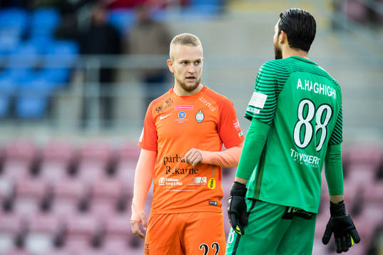 AFC Eskilstunas Alexander Michel samtalar med målvakt