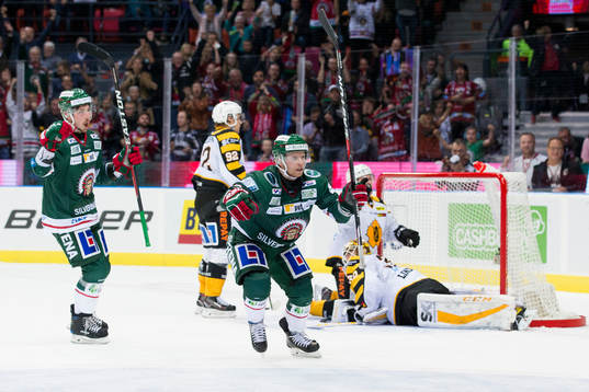Frölundas Adam Almqvist  och Ryan Lasch jublar mot  3-2