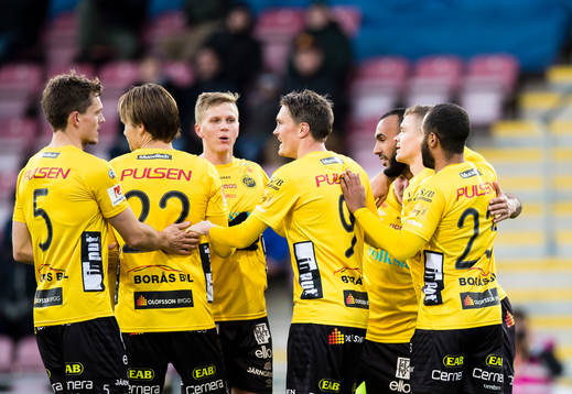 a höger) gör 1-2 och jublar med lagkamrater