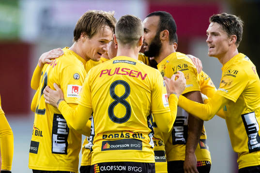 Elfsborgs Viktor Prodell (v) gör 2-3 och jublar med
