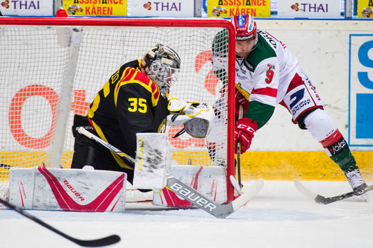 Moras Andrew Rowe med målchans på Brynäs målvakt David