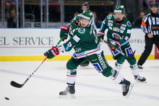 Frölundas Adam Almqvist skjuter ett skott