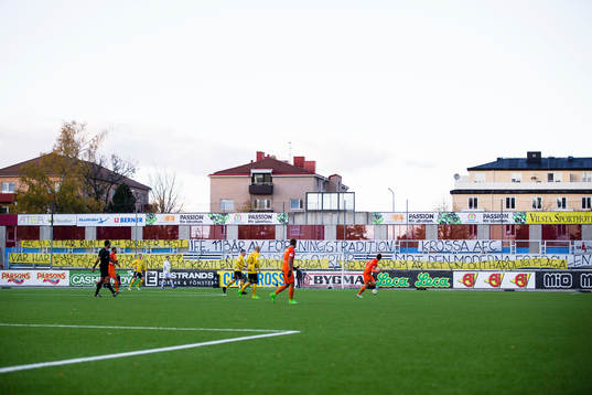 Banderoller på en folktom bortaläktare
