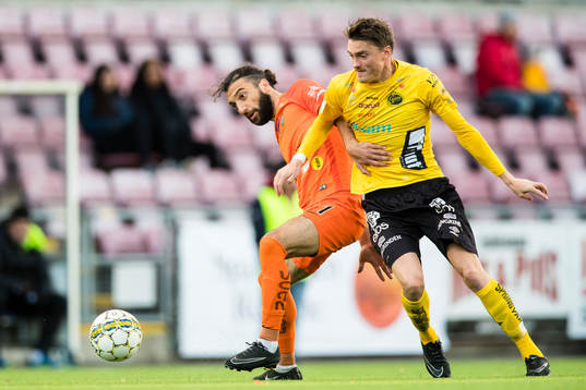 AFC Eskilstunas Sharif Mukhammad i kamp om bollen med