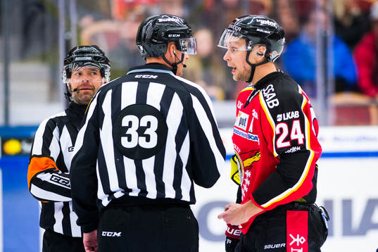 Luleås Johan Harju diskuterar med domarna