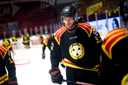 Brynäs Christopher Liljewall före ishockeymatchen i SHL