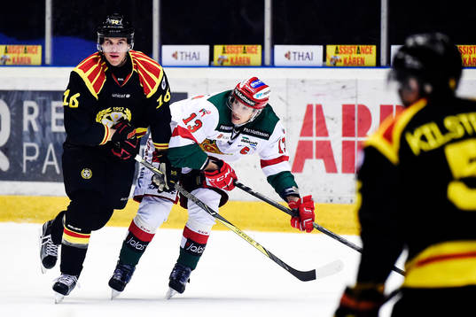 Brynäs Daniel Paille och Moras Emil Bejmo i kamp om pucken