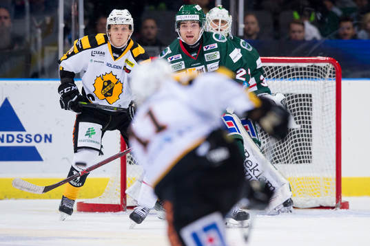 Skellefteås Henrik Hetta skjuter iväg pucken för 2-2