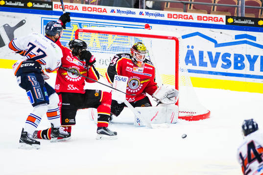 Växjös Brendan Shinnimin skjuter mot Luleås målvakt