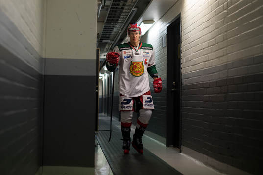 Moras Emil Bejmo före ishockeymatchen i SHL mellan Brynäs
