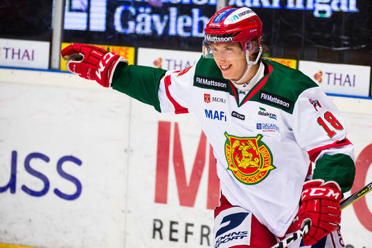 Moras Emil Aronsson jublar