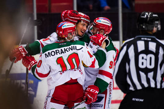 Moras spelare jublar
