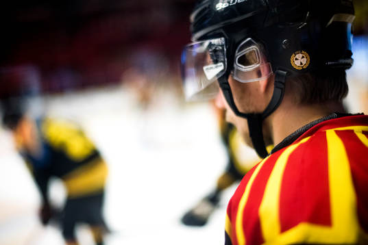 Brynäs logotyp på hjälm före ishockeymatchen i SHL