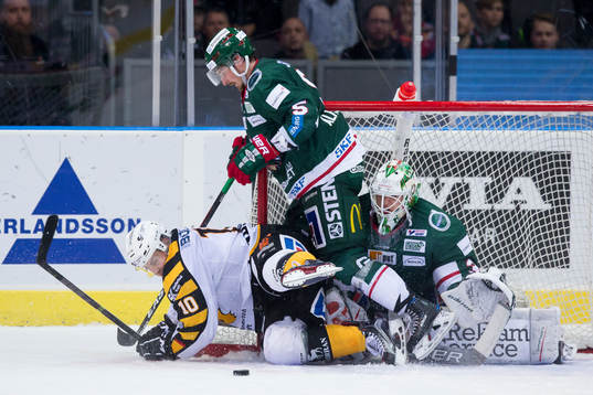 Skellefteås Joakim Lindström tacklas av Frölundas Adam
