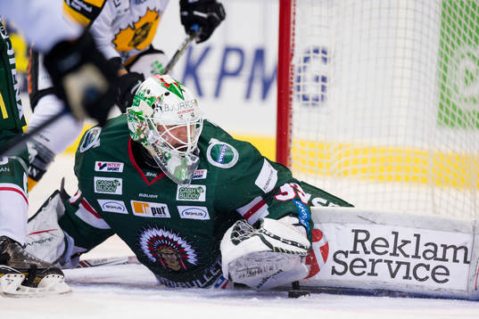 Frölundas målvakt Johan Mattsson räddar ett skott