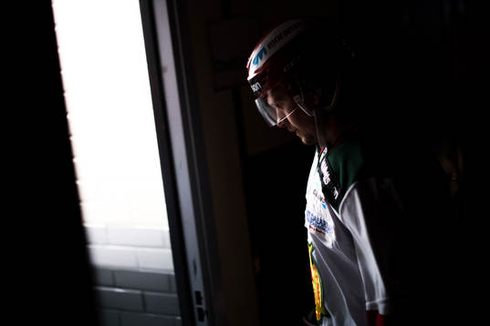 Moras Viktor Amnér före ishockeymatchen i SHL mellan