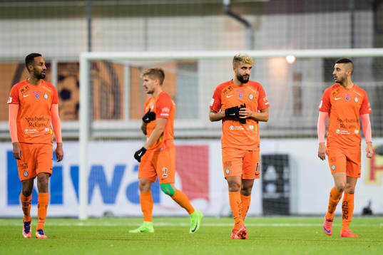 AFC Eskilstunas spelare med Omar Eddahri (m) deppar