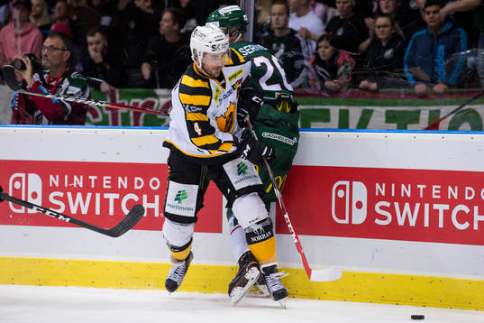Skellefteås Bud Holloway tacklar Frölundas Rasmus Dahlin