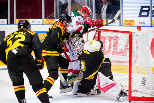 Moras Sebastian Hartmann kolliderar med Brynäs Lukas