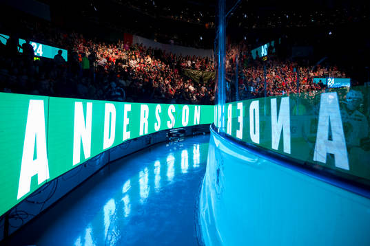 Niklas Anderssons namn lyser runt arenan