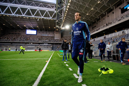 Djurgårdens Jonas Olsson går in på plan