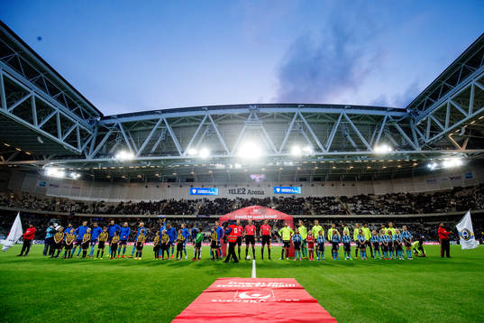 Djurgårdens och Häckens spelare uppställda