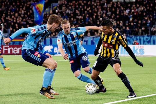 Djurgårdens Felix Beijmo och Gustav Engvall i kamp om
