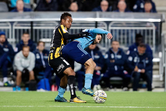 Häckens Nasiru Mohammed och Djurgårdens Othman El Kabir i