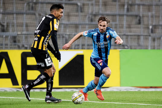 Häckens Ahmed Yasin och Djurgårdens Kevin Walker i kamp