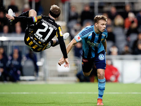 Häckens Rasmus Lindgren i luften
