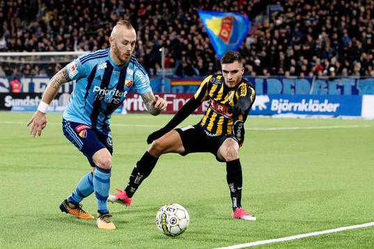 Djurgårdens Magnus Eriksson och Häckens Egzon Binaku i