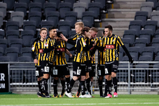 Häckens Paulinho jublar med lagkamrater