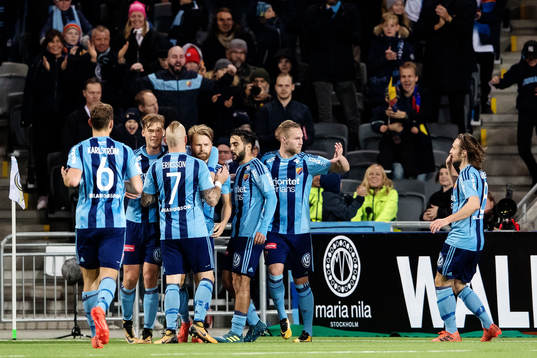 Djurgårdens Jacob Une Larsson jublar med lagkamrater