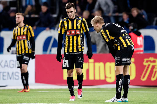 Häckens Juhani Ojala och Egzon Binaku deppar