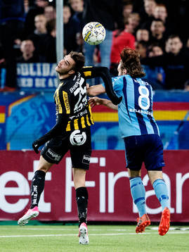 Häckens Egzon Binaku och Djurgårdens Kevin Walker i