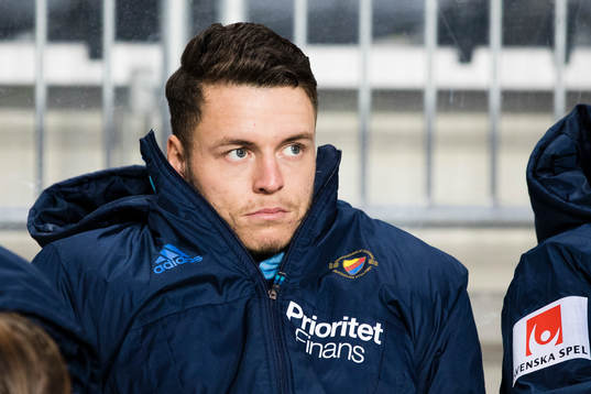 Djurgårdens Kerim Mrabti på bänken innan fotbollsmatchen