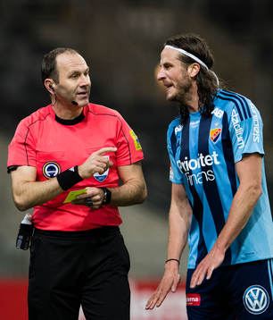 Domare Jonas Eriksson talar med Djurgårdens Jonas Olsson