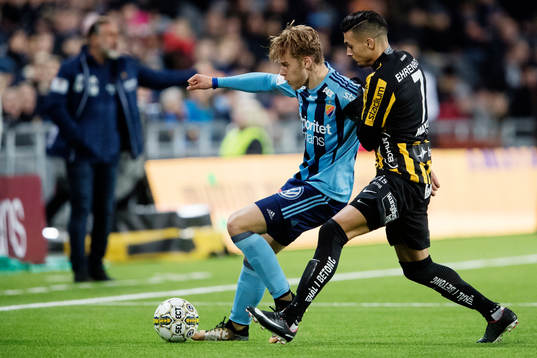 Djurgårdens Felix Beijmo och Häckens Ahmed Yasin i kamp